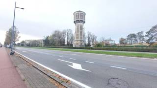 Dit instapklaar appartement is centraal gelegen op de Vuurtorenwijk te Oostende in een <br />kleine residentie met 3 entiteiten, direct nabij openbaar vervoer, spuikom, zee en strand.<br /><br />Op de 1ste verdieping van het gebouw. Geen lift aanwezig.<br />Geen syndicus  dus geen algemene kosten.<br /><br />Het appartement wordt gemeubeld verhuurd.<br /><br />Voorzien met privatieve voordeur.  Woonkamer met salon - voorzien met 2 lederen zetels, salontafel en tv kast.<br />Een balkon aan de woonkamer.<br />Vooraan 1 ruime slaapkamer met 2 persoonsbed + kleerkast + bureautje<br />en aanpalende de tweede kamer ( door kamer 1 naar kamer 2 ) kamer 2  met 1 persoonsbed <br /> <br />Achteraan met een ingerichte keuken en eetplaats met tafel en bijhorende stoelen +  huisraad. <br /><br />Badkamer met inloopdouche en dubbel lavabomeubel en een apart toilet.<br /><br />Een grote kelderruimte voorzien met wasplaats en wasmachine en droogkast aanwezig.<br /><br />Centrale verwarming met aardgas en individuele ketel en overal pvc ramen met dubbel glas.<br /><br />Geschikt voor een koppel of gezin met 1 kindje.<br />Vast inkomen is een vereiste van de eigenaar.<br /><br />Huurprijs 875 euro per maand.<br />Onmiddellijk beschikbaar.<br /><br />Bezoeken mogelijk na afspraak met kantoor<br /><br /><br /> 