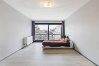 [[ DIT PAND NEEMT DEEL AAN DE ERA OPEN HUIZEN DAG OP 6/12 VAN 11:00 TOT 12:00 ]]
<p><strong>Te koop: instapklare studio in het centrum van Oostende, gelegen aan de Nieuwpoortsesteenweg, met vrij zicht en lage syndicuskosten.</strong><br /><br />Deze studio (bouwjaar 1978) biedt een comfortabele woonervaring op een centrale locatie. Dankzij het vrije uitzicht geniet u van een ruimtelijk gevoel, terwijl de lage syndicuskosten het geheel extra aantrekkelijk maken. Het pand is instapklaar, waardoor u zonder grote werken meteen kunt verhuizen. De ligging in het centrum van Oostende betekent dat winkels, openbaar vervoer en de zeedijk vlot bereikbaar zijn.<br /><br /><strong>Indeling:</strong></p>

<ul><li>Aparte inkomhal</li><li>Living met veel lichtinval en vrij uitzicht</li><li>Open keuken</li><li>Badkamer met praktische indeling</li><li>Berging voor extra opslag</li></ul>

<p> </p>

<p><strong>Troeven:</strong></p>

<ul><li>Vrij zicht vanuit de leefruimte</li><li>Lage syndicuskosten</li><li>Instapklaar appartement</li></ul>

<p> </p>

<p><strong>Neem vandaag nog contact op met uw ERA-makelaar voor een bezoek.</strong></p>

<p> </p>

<p>JOUW DROOMAPPARTEMENT. ZO GEVONDEN!</p>