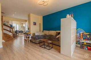 Vandaag nemen we je meer naar Lebbeke, waar zich deze aangename halfopen bebouwing bevindt. Een praktische gezinswoning waar ruimte, comfort en energiezuinigheid mooi samenkomen.<br /><br />Bij het betreden van de woning kom je terecht in de inkomhal die toegang biedt tot het gastentoilet, de badkamer en de leefruimte. De leefruimte vormt het centrale hart van de woning en staat rechtstreeks in verbinding met de volledig uitgeruste keuken en de eetplaats. Vanuit de eetplaats heb je toegang tot de koer, een fijne buitenruimte waar je in alle rust kan genieten van het buitenleven. Daarnaast is er een rechtstreekse toegang tot de garage.<br /><br />Op de eerste verdieping bevinden zich drie volwaardige slaapkamers, waardoor de woning perfect geschikt is voor een gezin, thuiswerk of het creëren van een extra hobbyruimte. Verder is er op deze verdieping een apart toilet en via een luik is er toegang tot de zolder, die momenteel dienst doet als extra stockage.<br /><br />Ook op energetisch vlak heeft deze woning heel wat troeven. De woning beschikt over een EPC-label B en is uitgerust met twee zonnepanelen. Daarnaast werd de gevel afgewerkt met crepi en voorzien van isolatie.<br /><br />Ben je op zoek naar een instapklare halfopen bebouwing?<br />Contacteer ons gerust via bryann@julimmo.be of 0492 86 51 03.