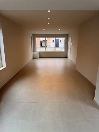 Welkom in deze pas gerenoveerde woning in Sint-Gillis-Waas! (dec 2025 - 1e bewoning na de renovatie)Dit modern gerenoveerde eigendom biedt...