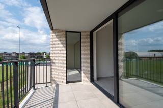 <p>Dit budgethuurappartement is gelegen in de Oscar Van Kesbeeckstraat in Mechelen, op een gunstige locatie nabij winkels, openbaar vervoer en belangrijke invalswegen. Het appartement beschikt over een lichtrijke leefruimte met terras aan de achterzijde, twee volwaardige slaapkamers aan de voorzijde en een badkamer met een inloopdouche.</p><p></p><p>Dit appartement wordt verhuurd binnen het kader van budgetverhuur. Een bezoek kan uitsluitend worden aangevraagd via onze website. Bij het aanmaken van uw huurprofiel dient u verplicht een geldig attest van budgethuren toe te voegen. Kandidaturen zonder dit attest komen niet in aanmerking.</p>