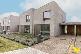<span>Ontdek deze hedendaagse nieuwbouwwoningen gelegen in de Burgemeester Steyaertstraat.</span>
<p><strong>Troeven:<br /></strong>- Kwalitatieve afwerking met een uitzonderlijk laag E-peil<br />- Hoogwaardige isolatie en innovatieve technieken<br />- Warmtepomp (lucht-water)<br />- Zonnepanelen<br />- Ventilatiesysteem type D<br />- Regenwaterrecuperatie, aangesloten op de buitenkraan en beide toiletten<br />- Volledig afgewerkt met aangelegde tuin, carport en berging<br />- 6% BTW mogelijk</p>
<p>Dankzij zijn doordachte indeling en geoptimaliseerd gebruik van de woonoppervlakte van <strong>145 m²</strong> beschikken deze woningen over <strong>3</strong> mooie slaapkamers, de leefruimte aansluitend aan de open keuken in combinatie met grote raampartijen aan de voor- en achterzijde die een maximale lichtinval garanderen. De ruime tuin met terras en carport maken dit tenslotte de ideaal thuis voor gezinnen of koppels met toekomstplannen.</p>
<p><strong><span>Prijsinformatie:<br /></span></strong><span>De geadverteerde prijs is <strong>exclusief</strong>: <strong>21% btw</strong>, staanplaats, kelderberging, fietsenstalling, aansluitingskosten, notariskosten en registratierechten op het grondaandeel. Via deze LINK kan u meer informatie terugvinden over de <strong>totaalprijzen</strong> en het voordeeltarief van <strong>6% btw</strong>.<br /><br /></span>Hebt u interesse? Maak dan snel uw afspraak via <strong>014 58 02 08</strong> of via <strong>info@immovl.be</strong>.</p>