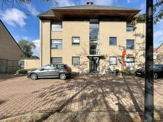 Zoek je een fijne plek op een rustige locatie? Dit gezellige appartement bevindt zich op de eerste verdieping van een kleinschalig gebouw, waar je optimaal geniet van privacy en een ontspannen woonsfeer.<br /><br />De ruime, lichtrijke woonkamer sluit direct aan op een fijn terras de ideale plek om te ontspannen. Met twee volwaardige slaapkamers is het appartement perfect voor een koppel, een klein gezin of wie een extra kamer zoekt als thuiswerkplek. Bij het appartement hoort bovendien een private carport, zodat je altijd zorgeloos parkeert.<br /><br />Indeling:<br /><br />Eerste verdieping:<br />- Inkomhal met apart toilet<br />- woonkamer met eetkamer <br />- open geïnstalleerde keuken voorzien van kookplaat, dampkap, oven, frigo en kasten<br />- Slaapkamer 1 <br />- Slaapkamer 2 <br />- Badkamer met inloopdouche en twee lavabo's <br />- Terras <br />- carport voor 1 wagen of meerdere fietsen<br /><br /><br />Algemeen:<br />- Huurprijs: € 990,00/maand<br />- Provisie gemeenschappelijke delen: € 75,00/maand<br />- Beschikbaar vanaf: 01/11/2026<br /><br />De snelste manier om een bezoek te brengen aan dit pand? Vraag je bezoek aan via de roze knop op onze website (www.dewaele.com) en je wordt gecontacteerd door onze verhuurexpert Steffi.<br /><br />Telefonisch kunnen er geen afspraken gemaakt worden. Bij andere vragen kun je ons telefonisch contacteren via 050 444 999.