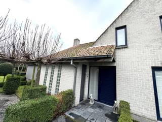 Deze woning met tuin & oprit geniet een centrale ligging te Oostrozebeke.Indeling:Gelijkvloers:– inkomhal– apart toilet– leefruimte met zitplaats–...