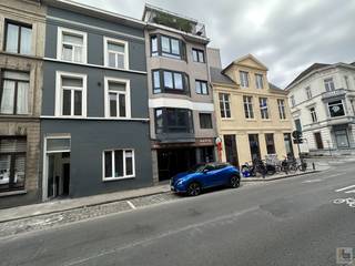 <strong>PLAN UW BEZOEK VIA ONZE WEBSITE: www.immoboss.be</strong><br /><br />Dit appartement (48 m<sup>2</sup>) bevindt zich op de eerste verdieping (geen lift) en is gelegen in centrum Gent en bestaat uit inkom, leef-en woonruimte met open keuken, badkamer met douche, lavabo en toilet, berging met aansluiting wasmachine en 1 slaapkamer.<br />Overal dubbele beglazing PVC, centrale verwarming op aartdgas.<br /><br />- Huurprijs: € 690 / maand + € 30 (voorschot water) + € 25 (gemeenschappelijke kosten)<br />- Onmiddellijk beschikbaar<br />- Domicilie verplicht - verhuur aan studenten niet toegelaten<br /><br /><strong>PLAN UW BEZOEK VIA ONZE WEBSITE: www.immoboss.be</strong><br /> 