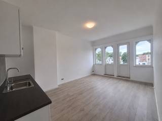 De Neufstraat 7, 3de verdiep- Dit volledig gerenoveerde appartement bevindt zich op de derde verdieping en geniet van veel natuurlijke lichtinval,...