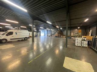 Entrepôt à louer à Ninove avec accès facile à la voie rapide. L'unité de 1 110 m² située à l'avant du site présente une hauteur de 4 mètres, un sol...