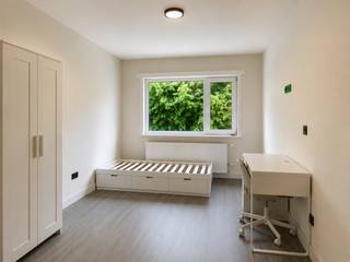 LAATSTE KAMERS BESCHIKBAAR!!<br /><br />Bent U op zoek naar de perfecte studentenkamer / studentenstudio?<br /><br />LIGGING:<br />Gelegen aan de Jan Delvinlaan 70, geniet dit gebouw van een locatie dichtbij het centrum van Gent. De uitstekende verbindingen met het openbaar vervoer en de korte afstand tot belangrijke campussen maken dit een ideale plek voor studenten. Bovendien bevindt het pand zich in een buurt met een mobiscore van 9,3/10, winkels zijn binnen bereik.<br /><br />INDELING en FACILITEITEN:<br />Het gebouw is volledig gerenoveerd en bestaat uit;<br />- 36 studenten units<br />- Drie gemeenschappelijke keukens<br />- Hippe leefruimte voor gezellig samenzijn<br />- Grote fietsenberging, ideaal voor studenten<br />- Lift<br /><br />De kamer heeft een lavabo en maakt verder gebruik van de gemeenschappelijke keuken en badkamer. <br />Bovendien is de kamer gemeubileerd (bed, matras, bureau, bureaustoel en kleerkast).<br /><br />BIJKOMENDE INFO:<br />- Huurprijs: € 425 / maand<br />- Voorschot verbruik elektriciteit, verwarming, water en internet: € 90 / maand<br />- Beschikbaarheid: Onmiddellijk<br />- De kamers kunnen enkel gehuurd worden door studenten.<br />- Geen domicilie mogelijk!
