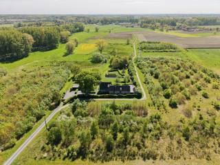 OP EEN VERSCHOLEN LIGGING IN DE BOSSEN VAN HERTSBERGE, WAAR U GENIET VAN ADEMBENEMENDE VERGEZICHTEN IN EEN WARME EN GEBORGEN DISCRETIE LIGT DIT...