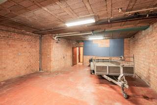 Deze ruime hangaar is opgedeeld in 2 grote afzonderlijke ruimtes met elkéén hun automatische toegangspoort.De linkse ruimte heeft een benutbare...