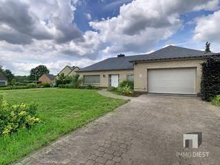 <p><span>Ontdek deze gelijkvloerse woning (1971) met bewoonbare opp 220m² op een terrein van ca 39are in Deurne bij Diest!</span></p><p><span> </span></p><p><span>Ben jij op zoek naar een instapklaar gelijkvloerse en onderhouden woning met ruimte, rust en een weide met stallen? Dan is deze woning in Deurne absoluut iets voor jou.</span></p><p><span> </span></p><p><span>U woont hier comfortabel op het gelijkvloers, ideaal met het oog op lang thuis wonen. De woning beschikt over 4 kamers, een inpandige garage en een zolder die nog naar wens ingericht kan worden. De lichtrijke keuken en leefruimte geven allebei rechtstreeks uit op het mooie overdekte terras, waar u in alle rust geniet van het groen rondom.</span></p><p><span> </span></p><p><span>Ook buiten is er veel te ontdekken: een tuinhuis, een ruime schuur, 2 stallen op de weide en plaats voor paarden, geiten, alpaca's of reeën. Een unieke plek voor wie houdt van buitenleven, dieren en extra ruimte.</span></p><p><span>De troeven op een rijtje:</span></p><p><span>* Gelijkvloers = lang blijven wonen, geen trappen</span></p><p><span>* 4 slaapkamers</span></p><p><span>* Elektriciteit is conform</span></p><p><span>* Inpandige garage, met mogelijkheid tot toonzaal (vergund) + reclameborden op palen (vergund)</span></p><p><span>* Ideaal voor bijberoep</span></p><p><span>* Ruime droge kelder</span></p><p><span>* Zolder die nog ingericht kan worden</span></p><p><span>* Weide met 2 stallen</span></p><p><span>* Ruime schuur</span></p><p><span>* Mooi tuinhuis</span></p><p><span>* Overdekt terras met avondzon</span></p><p><span>* Rolluiken op de ramen</span></p><p><span>* Dichtbij E313 en verbindingsweg van Diest naar Tessenderlo-Ham</span></p><p><span> </span></p><p><span>Kom de sfeer en deze gelijkvloerse woning met grote weide zelf ervaren tijdens een bezoek. Bel 013 31 25 22 of mail naar wendy@immodiest.be We leiden u graag met de glimlach rond. Ondertussen kan u de virtuele tour bekijken.</span></p>