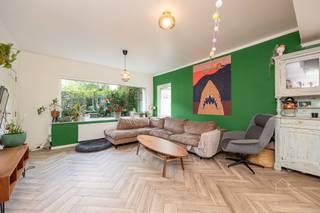 <p><span>Maison mitoyenne prête à emménager, comprenant 3 à 4 chambres, un garage et un jardin ensoleillé orienté ouest, située dans un emplacement de choix à Kontich</span></p><p><span> </span></p><p><span>C'est dans un emplacement exceptionnel, au 40 Kruisschanslei à Kontich, que se trouve cette maison mitoyenne rénovée. Grâce à son emplacement idéal, les écoles, les transports en commun, les commerces et autres commodités sont accessibles à pied ou à vélo. Une maison familiale idéale où confort, espace et situation centrale vont de pair.</span></p><p><span> </span></p><p><span>La maison a été entièrement rénovée en 2024. Les fenêtres, la façade, le toit et la cuisine ouverte, entre autres, ont ainsi été entièrement refaits. De plus, la maison bénéficie d’un label EPC B, ce qui contribue à une expérience de vie économe en énergie et tournée vers l’avenir.</span></p><p><span> </span></p><p><span>En entrant dans la maison, vous accédez à l’agréable pièce à vivre dotée d’une cuisine ouverte moderne. Elle donne directement sur la véranda, qui apporte un supplément de lumière et offre un accès agréable au jardin.</span></p><p><span>Au premier étage se trouvent deux chambres à part entière et une pièce de passage pratique pouvant parfaitement servir de bureau, de dressing ou de salle de jeux. La spacieuse chambre parentale est située dans les combles et dispose d’une salle de bains attenante, qui peut encore être légèrement aménagée selon vos goûts.</span></p><p><span> </span></p><p><span>De plus, cette maison offre tous les atouts pratiques dont une famille a besoin : une buanderie séparée, une cave offrant un espace de rangement supplémentaire, un garage et une allée.</span></p><p><span>Le jardin orienté ouest est l'endroit idéal pour profiter en toute tranquillité du soleil de l'après-midi et du soir.</span></p><p><span> </span></p><p><span>Les atouts en bref :</span></p><ul><li><span>Maison mitoyenne dans un emplacement de choix</span></li><li><span>Rénovation complète en 2024 (fenêtres, façade, toiture et cuisine)</span></li><li><span>3 chambres à part entière + pièce de passage</span></li><li><span>Cuisine ouverte donnant sur une véranda</span></li><li><span>Jardin orienté ouest</span></li><li><span>Garage et allée</span></li><li><span>Buanderie séparée et cave</span></li><li><span>Économe en énergie avec label EPC B</span></li><li><span>À proximité des écoles, des transports en commun et des commerces</span></li></ul><p><span>Vous recherchez une maison familiale prête à emménager dans un emplacement central à Kontich ? Alors cette maison vaut vraiment le détour.</span></p><p><span> </span></p><p><span>Vous souhaitez également obtenir une estimation gratuite de votre bien immobilier ? Contactez-nous dès aujourd’hui !</span></p><p><span>Sven@home4you.be</span></p><p><span> </span></p>