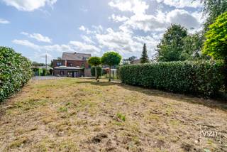 In een rustige omgeving vindt u deze karaktervolle en deels gerenoveerde woning die nog wat verdere afwerking vraagt. Dankzij de royale indeling beschikt het gelijkvloers over meerdere leefruimtes en een moderne, volledig uitgeruste keuken, ideaal voor wie houdt van ruimte en gezelligheid.<br /><br />Op de eerste verdieping bevinden zich een doorloopkamer, twee slaapkamers en een recent vernieuwde badkamer. De tweede verdieping biedt nog een extra ruime slaapkamer en een praktische zolderberging.<br /><br />Deze woning is reeds voorzien van belangrijke vernieuwingen: grotendeels verwarmd via warmtepompen (lucht-lucht), deels elektrisch, overal nieuwe PVC-ramen en buitendeuren met isolerende beglazing, en een plat dak met nieuwe roofing en koepels. Zonnepanelen zijn eveneens aanwezig.<br /><br />De combinatie van ruimte, vernieuwde technieken en een rustige ligging vormt dit pand tot de ideale gezinswoning.<br /><br />Bekijk de documenten op www.vizitvastgoed.be<br /><br />VCRO:WgLK/Gvkr/Gvv/Vg/Gmo - G-score: A - P-score: A