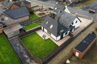 In het landelijke Kruisem, op een centrale ligging met vlotte verbinding naar Oudenaarde, Deinze en Waregem, wacht deze volledig...