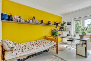 Op de 4ᵉ verdieping van een hedendaags gebouw bekoort deze lichtrijke studentenstudio van ongeveer 23 m² met zijn hoge raampartijen en zijn balkon met een vrij uitzicht over de daken. De studio beschikt over een slaaphoek, een bureauhoek en een ingebouwde kastruimte, evenals een privédoucheruimte met WC.<br />Het gebouw beschikt over een volledig uitgeruste gemeenschappelijke keuken (oven, kookplaat, dampkap, koelkast, microgolfoven) in een gezellige ruimte.<br />Ideaal gelegen in Elsene, op wandelafstand van het openbaar vervoer en de universitaire campussen, is dit kot perfect voor een student die op zoek is naar comfort en een centrale ligging.<br />Huurprijs: € 845/maand, kosten inbegrepen (elektriciteit, gas, water en internet).
