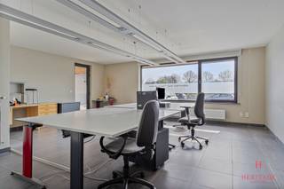 2-slaapkamer appartement met handelsruimte in het hart van Nevele. Dit instapklare 2-slaapkamer appartement met polyvalente ruimte en visibiliteit...
