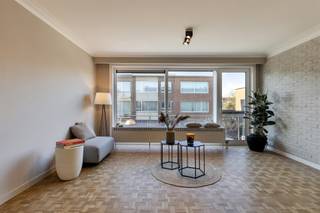 <p>Ben je op zoek naar een lichtrijk, instapklaar appartement met vlotte verbindingsmogelijkheden? En dit voor jezelf of als investering? Lees dan vlug even verder! Dit ruim en lichtrijk appartement bevindt zich op een boogscheut van de N70 en heeft een vlotte verbinding richting E17. Op amper 15 minuten, ben je met de fiets op de Groenplaats! Op de 1ste verdieping wordt u achter de voordeur ontvangen in een inkomhal met ingebouwde kasten, die toegang geeft naar de ruime en lichte leefruimte. De leefruimte beschikt over een groot raam aan de voorzijde dat zorgt voor prachtige lichtinval. Verder is de keuken, die voorzien is van alle toestellen. Achteraan het appartement zijn er 2 mooie slaapkamers, waarvan één met terras. Verder is er een badkamer met een dubbele lavabo en douche aanwezig. Er is een apart toilet aanwezig. Voor uw gemak, kunt u uw auto veilig parkeren op een private autostaanplaats in het gebouw. Als extra troef komt er een berging die voorzien is van elektriciteit. De autostaanplaats is mee aan te kopen aan 15 000 euro.</p><p>Troeven: <br />- asbestvrij <br />- EPC label B <br />- recent gerenoveerd <br />- elektriciteit conform <br />- airco in de slaapkamer<br />- dak recent gerenoveerd <br />- vlotte verbindingsmogelijkheden <br />- lage gemeenschappelijke kosten <br />- 15 minuten met de fiets naar de Groenplaats</p><p>Wenst u meer info of een bezoek ter plaatse? Neem contact op met emanuel.durinck@immo-zone.be of op het nummer 0486 03 00 10.</p>