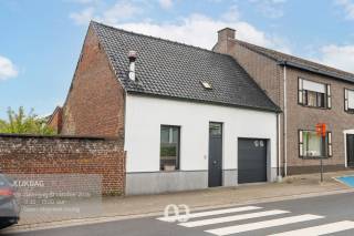 Ben jij op zoek naar een mooi afgewerkte woning met een gezellige tuin en een praktisch bijgebouw in het centrum van Kruishoutem? Gevonden!<br /><br />De stijlvolle keuken, de twee volwaardige slaapkamers en de vlotte verbinding met invalswegen zoals de E17 zijn maar enkele van de vele troeven die we hier terugvinden.<br /><br />INDELING:<br /><br />GLV:<br />Je komt de woning binnen via de inkomhal. Van hieruit heb je toegang tot de open leefruimte die naadloos overloopt in de mooie keuken met zicht op de tuin. Verder bevindt zich op het gelijkvloers ook een badkamer met toilet. Daarnaast heb je toegang tot de kelder en de garage.<br /><br />1eV:<br />Op het eerste verdiep kom je boven in de nachthal. Van hieruit heb je toegang tot twee volwaardige slaapkamers.<br /><br />BIJGEBOUW:<br />De woning beschikt ook nog over een ruim bijgebouw, dat momenteel gebruikt wordt als wasplaats en extra bergruimte. Deze ruimte is minder goed geïsoleerd dan de woning zelf, wat een invloed heeft op de EPC-score. Dit biedt echter ook mogelijkheden voor wie op zoek is naar extra opslagruimte of een hobbyruimte.<br /><br />Lijkt deze woning wel iets voor jou? Aarzel dan zeker niet en contacteer ons vandaag nog voor een afspraak!