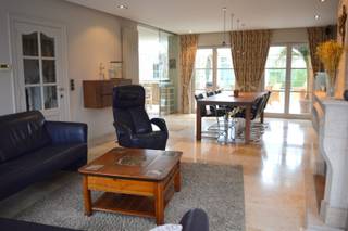 Deze prachtige woning is gelegen in Heule en biedt alle comfort van een open bebouwing. Met een ruime tuin en 2 garages, is deze woning ideaal voor gezinnen die op zoek zijn naar een rustige en ruime woonomgeving.<br /><br />Ruime inkomhal met een apart toilet, lichtrijke leefruimte met aansluiten de keuken die volledig is uitgerust (oven, inbouwfrigo, gasvuur, vaatwasmachine). <br />Aansluitend is er de ruime veranda. <br /><br />Op de eerste verdieping zijn er 3 slaapkamers, een bureau, ruime badkamer met zowel bad als douche en dubbele lavabo en aansluitend een dressing. <br /><br />Verder is er ook nog een kelder en wasruimte voorzien met extra douche. <br /><br />Wat betreft energiezuinigheid scoort deze woning goed, met een EPC-waarde van 186 KWh en een energielabel B. Dit zorgt niet alleen voor lagere energiekosten, maar draagt ook bij aan een duurzamere leefomgeving.<br /><br />Kortom, deze woning in Heule is een ideale keuze voor gezinnen die op zoek zijn naar een ruime en energiezuinige woonomgeving. Met een prachtige tuin en voldoende parkeergelegenheid biedt deze woning alle comfort.<br /><br />Beschikbaarheid: 01/09/2026<br />Huurprijs: 1.295 EUR/maand + 60 EUR/maand tuinonderhoud<br />Adres: Hoogweide 47, 8501 Heule<br />Onze referentie: DEV5098