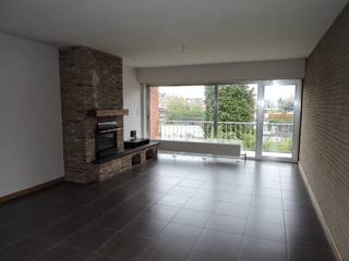 Op wandelafstand van het centrum van Sint Gillis, Dendermonde, station en dergelijke bevindt zich dit ruim 2 slaapkamer appartement.<br />Het omvat een leefruimte met open keuken, terras, 2 slaapkamers, berging en badkamer met douche. Op het gelijkvloers heeft u een grote garage met berging. <br />Voor meer info mail vero@berno.be of bel 052/20 24 40.