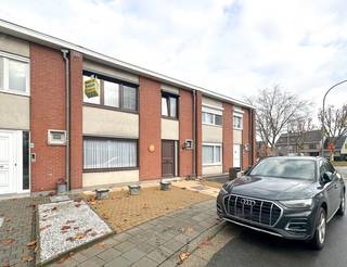 Ben je klaar om een woning naar jouw eigen smaak te zetten zonder meteen een volledige verbouwing aan te gaan?Dan is deze gesloten bebouwing exact...