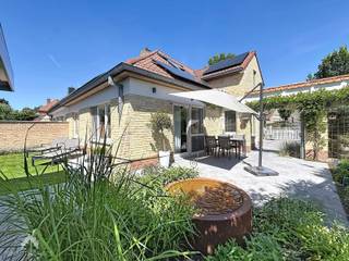 <p>Deze stijlvolle koppelvilla geniet van een uitstekende ligging in Koksijde Bad, op wandelafstand van het centrum en op slechts 500 meter van de zeedijk. Via de ruime inkomhal met gastentoilet betreedt u de gezellige en lichtrijke leefruimte met aansluitende eetplaats. De kwalitatieve Dovy-keuken met ontbijthoek vormt het hart van de woning. Op het gelijkvloers bevinden zich eveneens een slaapkamer, een moderne badkamer met inloopdouche en lavabo, en een handige berging . De verdieping omvat een ruime slaapkamer, een dressing en een tweede badkamer voorzien van bad/douche, lavabo en toilet. Bovendien beschikt de woning over een polyvalente ruimte die perfect kan ingericht worden als extra slaapruimte, bureau of speelkamer.</p>
<p>De mooie tuin en de rustige, doch centrale ligging maken deze woning een unieke opportuniteit aan de kust.</p>
<p>Troeven:</p>
<ul>
<li>Energiezuinig woning (A-label)</li>
<li>Voorzien van 12 zonnepanelen met thuisbatterij, 2 extra zonnepanelen voor zonneboiler</li>
<li>Recent aangebracht spouwisolatie en dakisolatie</li>
<li>Aanwezigheid van infraroodpaneel in beneden slaapkamer en keuken</li>
<li>Conforme elektriciteit</li>
<li>Keukentoestellen van AEG</li>
<li>Regenwaterput van 7500l</li>
<li>Ventilatiesysteem C</li>
<li>Deuren aangepast voor rolstoelgebruikers</li>
<li>Toplocatie nabij alle voorzieningen en zeedijk</li>
</ul>
<p>Deze woning is te koop ZONDER makelaar via het concept van Smart Houses! Verdere inlichtingen of bezoek? Contacteer rechtstreeks de eigenaar via 0496/37.84.32</p>