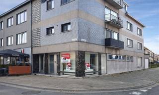 Cet espace fantastique a servi de cabinet/de bureau, mais il est situé dans une zone commerciale avec une activité animée et des magasins tout...