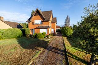 <p><strong>Charmante woning met potentieel en een leuke tuin. Dit op een perceel van 834m². Gelegen op een zeer centrale ligging tussen het centrum van Heultje, Westmeerbeek, Hulshout en Westerlo. EPC Label-F (1012 kWh/m²)<br /><br />Ligging:</strong> Een zeer centrale ligging met het centrum van Heultje en Westmeerbeek op 2 minuten rijden. Ook Hulshout en Westerlo zijn zeer vlot bereikbaar. Scholen, openbaar vervoer, winkels zijn allemaal binnen handbereik.<br /><strong><br />Indeling: -1: </strong>kelder <strong>0: </strong>Inkomhal met trap, leefruimte, keuken, badkamer<strong> +1: </strong>2 slaapkamers, <strong>+2:</strong> zolderverdieping<strong> tuin<br /><br />Beschrijving: </strong>Deze zeer charmante woning vormt de ideale basis om te renoveren naar een hedendaags pareltje. De woning dateert van 1960 en werd steeds goed onderhouden. De woning geniet een diepere ligging op het perceel ten opzichte van naastgelegen panden. Dit geeft een zekere uitstraling en cachet aan het geheel. <br /><br />Via de voordeur betreden we de inkomhal met trap. Van hieruit is er aansluiting met de leefruimte en de keuken.<br />achter de keuken bevindt zich momenteel de badkamer.<br /><br />Op de 1ste verdieping zijn er 2 ruime slaapkamers en een kleine badkamer. De ruime nachthal beschikt over een aantal sanitaire voorzieningen zoals een douche, toilet en lavabomeubel.<br /><br />De zolderverdieping is bereikbaar met een vaste trap en doet dienst als 3de slaapkamer.<br /><br />De tuin is ideaal qua oppervlakte en geniet een Noordelijke oriëntatie. Zowel vanaf de Hulshoutsesteenweg als vanuit de heiweg is het perceel toegankelijk.<br /><br />Kortom een zéér mooie, solide basis met karakter. <strong>Voor meer info of een bezoek ter plaatse neem contact op via 014/95 37 50.</strong><br /><br /><strong>Bijzondere informatieplicht:</strong> geen omgevingsvergunning stedenbouwkundige handelingen uitgereikt, woongebied, geen rechterlijke herstelmaatregel of bestuurlijke maatregel opgelegd, geen voorkooprecht ruimtelijke ordening, omgevingsvergunning voor verkavelen van gronden uitgereikt.<br /><br />Deze woning valt onder de renovatieplicht. Voor meer info, kijk op de website van het Vlaams Energie- en Klimaatagentschap:<strong> https://energiesparen.be/renovatieverplichting</strong></p>