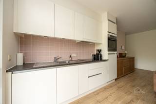 <p><strong>Instapklare 1-Slaapkamer appartement in Puurs te koop!</strong></p><p>Dit instapklare appartement is gelegen op de 2de verdieping van de luxueuze residentie <em><i>Parkhof Ter Zielbeek</i></em>, vlak naast het park en met een uitstekende bereikbaarheid via de A12, N16 en N17.</p><p>U komt binnen via een ruime inkomhal met plaats voor een vestiairekast. De lichtrijke leefruimte met eetplaats sluit naadloos aan op de volledig ingerichte open keuken, voorzien van alle nodige comfort. Vanuit de leefruimte heeft u toegang tot het aangename terras van 8 m², waar u kan genieten van het groene uitzicht.</p><p>Verder beschikt het appartement over een praktische berging met aansluiting voor wasmachine en droogkast, een ruime slaapkamer en een grote badkamer uitgerust met wastafel, inloopdouche en toilet.</p><p>Extra troeven:</p><ul><li>Lift aanwezig in het gebouw</li><li>Energiezuinig en rolstoelvriendelijk</li><li>Rustige ligging in een groene omgeving</li><li>Vlotte verbinding richting Brussel en Antwerpen</li></ul><p>Onmiddellijk beschikbaar.</p>