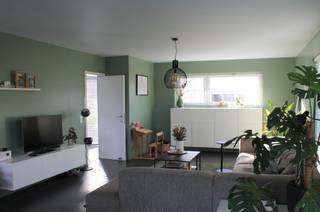 Schitterende, instapklare gezinswoning (2015) met EPC A en panoramisch zicht in het landelijke Goetsenhoven.<br />Bent u op zoek naar de perfecte balans tussen rust, ruimte en een toekomstgerichte energiezuinigheid? Zoek niet verder. Deze hoogwaardig afgewerkte halfopen bebouwing uit 2015 biedt maar liefst 190 m² bewoonbare oppervlakte op een royaal perceel van 5,1 are. Met 4 slaapkamers, een aparte bureauruimte en een energielabel A is dit de ultieme gezinswoning, strategisch gelegen in het gezochte Goetsenhoven (Tienen) — op een zucht van de E40 richting Leuven en Brussel.<br />De indeling - Gelijkvloers: Licht en weids uitzicht<br />Bij het binnenkomen via de inkomhal met praktische ingebouwde vestiairekast en gastentoilet, wordt u meteen naar de open leefruimte getrokken. De eyecatcher hier is de keuken, afgewerkt met hoogwaardige materialen, die naadloos overgaat in het salon. Grote raampartijen zorgen voor een zee van licht en bieden een adembenemend, panoramisch zicht op de achterliggende velden. Aansluitend bevindt zich een praktische berging.<br />De nachthal geeft toegang tot een apart toilet en een badkamer uitgerust met een ligbad, een comfortabele inloopdouche en een dubbele wastafel. Daarnaast beschikt deze verdieping over 2 volwaardige slaapkamers, waarvan 1 met ingerichte dressing en een aparte bureauruimte.<br />Tweede verdieping &amp; Zolder: Extra kamers en berging<br />Hier bevinden zich nogmaals 2 ruime slaapkamers, verbonden door een nachthal. Tot slot is er een handige zolderruimte aanwezig voor extra stockage.<br />Buitenruimte: Volledig aangelegd en instapklaar, parkeerplaats voor 3 wagens. Reserveer je plaatsje op de kijkdag komend weekend.