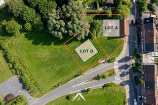 <p>Op zoek naar ruimte, rust en de vrijheid om volledig naar eigen smaak te bouwen? Dit bouwperceel van 815,60 m² aan de Stationsstraat 275 in Deerlijk biedt u die unieke kans. Dankzij de gunstige bouwvoorschriften en de ruime perceeloppervlakte kunt u hier een kwalitatieve, open eengezinswoning realiseren — of u nu kiest voor een landelijke stijl of een strakke, moderne architectuur.</p>
<p><strong>Bouwmogelijkheden in een notendop:</strong><br />✅ Maximale bouwbreedte: 14,20 meter<br />✅ Maximale bouwdiepte gelijkvloers: 13,50 meter | verdieping: 12 meter<br />✅ Tot 2 volwaardige bouwlagen onder hellend dak<br />✅ Kroonlijsthoogte tot 6 meter<br />✅ Bestaande hoogstammige boom op het perceel blijft behouden</p>
<p><strong>Extra troeven die het verschil maken:</strong><br />✅ Ruim perceel van 815,60 m² — open bebouwing<br />✅ Omgevingsvergunning verkaveling afgeleverd op 1 april 2026<br /><strong>✅ Sloop &amp; heropbouw mogelijk aan 6% BTW (mits voldaan aan voorwaarden)</strong><br />✅ Groene, kwalitatieve tuinzone<br />✅ Bijgebouwen mogelijk conform vrijstellingsbesluit</p>
<p><em><strong>Aandacht:</strong> Voor dit lot dient rekening gehouden te worden met een bijdrage van €7.500 voor nutsinfrastructuur.</em></p>
<p>Benieuwd naar de mogelijkheden? Wij begeleiden u graag met een persoonlijke prijssimulatie en inspirerende bouwvoorbeelden. Contacteer Immo Dhaene voor meer informatie of een vrijblijvend plaatsbezoek.</p>
<p><em>(renders zijn illustratief en niet inbegrepen in de vraagprijs)</em></p>