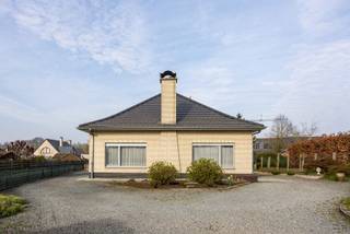 Degelijke bungalow in het charmante Okegem, ideaal gelegen op slechts 500 meter wandelafstand van het station met een rechtstreekse verbinding...