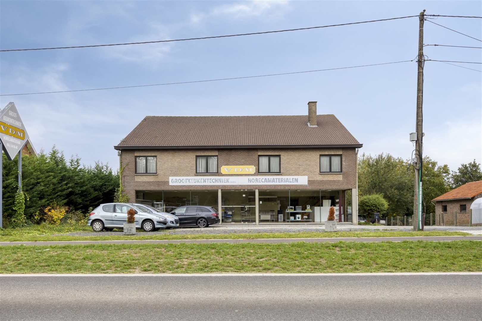 Multifunctioneel handelseigendom met ruim appartement - foto 2