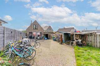 <p><strong>Bouwgrond voor open bebouwing met kleine woonst (verhuurd) – rustige, kindvriendelijke locatie – gunstige oriëntatie</strong></p>
<p>Op een uiterst <strong>rustige en kindvriendelijke locatie</strong> vind je deze aantrekkelijke <strong>bouwgrond voor open bebouwing</strong>, ideaal voor wie een nieuwe woning wil realiseren in een groene en aangename omgeving. Dankzij de <strong>gunstige oriëntatie</strong> geniet je hier de hele dag van optimale lichtinval en zonnige buitenruimtes.</p>
<p>Op het perceel staat momenteel een <strong>kleine woonst</strong>, die perfect kan worden omgevormd tot <strong>garage, atelier of bijgebouw</strong> bij een toekomstige nieuwbouw. Deze woonst is <strong>momenteel verhuurd</strong>.</p>
<p><strong>Troeven:</strong></p>
<ul>
<li>Bouwgrond voor <strong>open bebouwing</strong></li>
<li>Kleine bestaande woonst die later <strong>garage</strong> of <strong>bijgebouw</strong> kan worden</li>
<li><strong>Rustige en kindvriendelijke buurt</strong></li>
<li><strong>Gunstige oriëntatie</strong></li>
<li>Woonst <strong>momenteel verhuurd</strong></li>
<li>Mooie omgeving met veel privacy en ruimte</li>
</ul>
<p>Deze eigendom biedt een unieke combinatie van <strong>bouwpotentieel</strong>, <strong>locatie</strong> en <strong>rendement</strong>, en is bijzonder geschikt voor wie wil bouwen met toekomstvisie.</p>