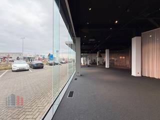 Showroom de 785 m² à louer dans un emplacement de choix avec visibilité maximale !Excellente situation stratégique le long de la très fréquentée...