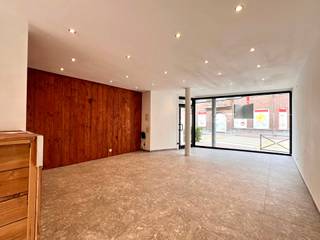 SUPER GELEGEN OPBRENGSTEIGENDOM bestaande uit een HANDELSGELIJKVLOERS? en 2 appartementen met TERRASSEN, VERHUURD aan CORRECTE HUURDER: rendement van meer dan 6%! VOLLEDIG ONDERKELDERD. LIFT aanwezig, IDEALE OPBRENGSTEIGENDOM op een goeie LOCATIE. INDELING: handelsgelijksvloers: handelsruimte (nu restaurant) met keuken en ruim privéterras achteraan. 1ste verdieping: appartement met 2 slaapkamers, inkomhal, groot terras, leefruimte met open keuken, apart toilet en badkamer. 2de verdieping: appartement met 1 grote slaapkamer, inkomhal, leefruimte met open keuken, apart toilet en badkamer. Dakverdieping: ingerichte studio! INFO en PLANNEN: info@immobeguin.be of 0486 606 600