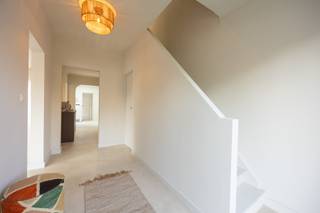 Op een uitstekende ligging, nabij de belangrijkste in- en uitvalswegen en op een boogscheut van winkels, scholen, horeca en openbaar vervoer, vindt u deze smaakvol gerenoveerde woning.<br />Hier woont u centraal, zonder in te boeten op comfort.<br /><br /><strong>Gelijkvloers</strong><br />De inkomhal met vestiairegedeelte leidt u naar de lichtrijke woonkamer en de aansluitende keuken. Daarnaast beschikt het gelijkvloers over een praktische berging/bijkeuken met aansluiting voor wasmachine en droogkast.<br />Zowel vanuit de woonkamer als vanuit de bijkeuken heeft u toegang tot het terras en de zonnige tuin, een heerlijke plek om te ontspannen of gezellig te tafelen.<br /><br /><strong>Verdieping</strong><br />Op de eerste verdieping bereikt u via de nachthal twee ruime slaapkamers, een derde kleinere polyvalente kamer en een moderne badkamer, uitgerust met douche en een dubbel lavabomeubel.<br /><br /><strong>Extra ruimtes</strong><br />De woning beschikt bovendien over een praktische kelder en een externe garage.<br /><br /><strong>Bijzonderheden</strong><br />+ Centrale en uitstekende ligging<br />+ Instapklaar en smaakvol gerenoveerd<br />+ Zonnige en onderhoudsvriendelijke tuin<br />+ Externe garage en kelder