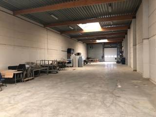 TE HUUR: magazijn 545m² met kantoor of als extra stockage<br />Het is zeer centraal gelegen te Kontich nabij E19. Deze site beschikt over veel manoeuvreerruimte. <br />De KMO site is goed gelegen nabij de E19/A12.
