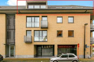 Dakappartement – volledig gerenoveerd – 2 slpks – terras – autostaanplaats<br />In Sint-Andries bevindt zich dit instapklare, recent gerenoveerde dakappartement met een praktische indeling en veel lichtinval.<br /><br />Indeling<br />Ruime leefruimte met open keuken<br />2 slaapkamers<br />Badkamer<br />Apart toilet<br />Nachthall<br />Berging met verwarmingsinstallatie<br />Terras<br />Kelderberging<br />Autostaanplaats inbegrepen<br />Troeven<br />Volledig gerenoveerd<br />Dakappartement met privacy<br />Terras en extra bergruimte<br />Autostaanplaats in de prijs<br />Ideaal voor wie op zoek is naar een comfortabel, energiezuinig en instapklaar appartement op een vlot bereikbare locatie in Sint-Andries.<br />Voor verdere info of een bezoek, contacteer Bruno 0496 234126 of bruno.vanthuyne@acasa.immo