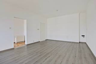 <strong>Wonen in het hart van bruisend Genk!</strong><br /><br />Ben je op zoek naar een appartement op <strong>toplocatie</strong>, met ruimte, licht en uitzicht? Dan is dit pand op de 9e verdieping van residentie Nieuw Centrum precies wat je zoekt!<br /><br />Het appartement beschikt over twee slaapkamers, een lichtrijke leefruimte, keuken, berging, apart toilet, badkamer én twee terrassen. Vanuit de hoogte geniet je hier van rust én een prachtig uitzicht over de stad.<br /><br />Je woont hier midden in het levendige centrum van Genk – alles is op wandelafstand: winkels, supermarkten, scholen, horeca, openbaar vervoer én het mooie Molenvijverpark. Ook de autostrade is vlot bereikbaar.<br /><br />Met een <strong>EPC-label E</strong> is een renovatie verplicht, maar dit biedt tegelijk een uitgelezen kans om het appartement helemaal naar jouw smaak te moderniseren. <br />Laat deze opportuniteit niet aan je voorbijgaan. Dit is wonen in de stad, met comfort én potentieel. Ideaal voor eigen bewoning of als investering. <br /><br />Extra troef: de elektriciteit is conform! <br /><br />Wil je meer informatie of wil je graag een afspraak inplannen? Neem contact op via 0496/17 46 08 of katrien@hermania.be