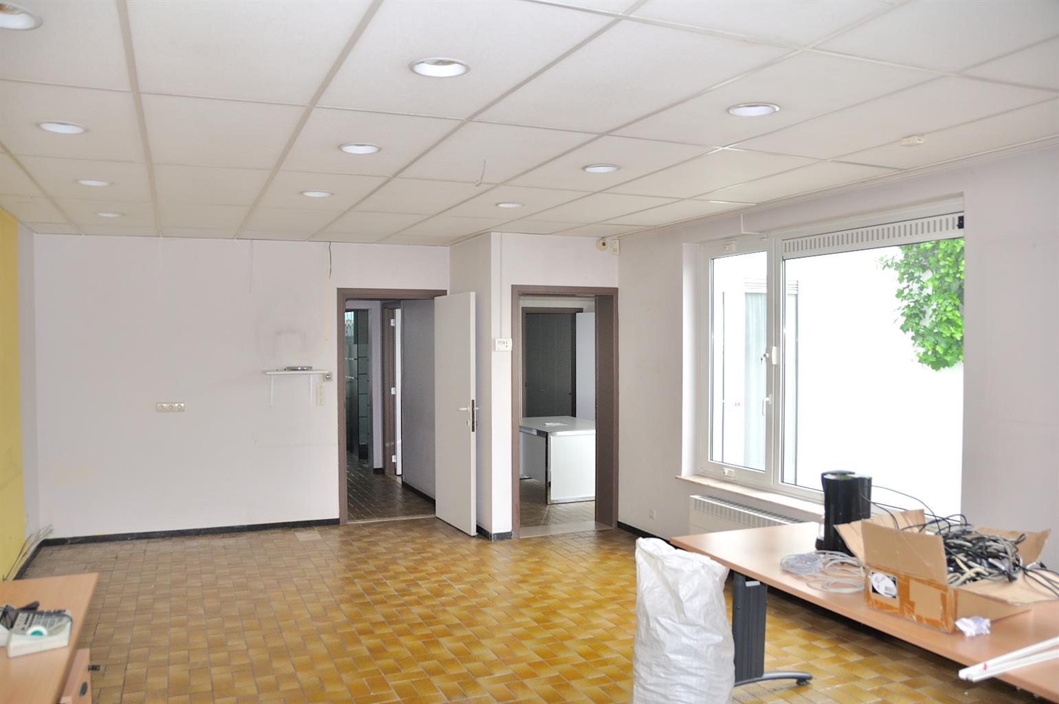 Een commercieel gelegen kantoor- of praktijkruimte + garage - foto 4