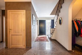 Deze verzorgde woning met 3 slaapkamers op een zuidwest georiënteerd perceel van ca. 840 m² is rustig gelegen in een aangename residentiële buurt...