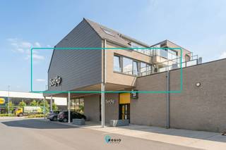 Sommige appartementen kunnen voldoen aan de verwachtingen.<br />Maar <u>deze specifieke aanbieding zal deze overtreffen,</u> over de volledige lijn: <br /> <br />Ben je op zoek naar een <strong>allesomvattend thuis</strong> in de vorm van een appartement.<br />Bij voorkeur nieuw of recent, energiezuinig, zonder in te boeten aan ruimte, comfort, licht,... waar bovendien ook voldoende buitenruimte hoog op het verlanglijstje staat. <br />Dan zal dit uitzonderlijke totaalplaatje ook jou niet op de honger laten zitten, een unieke kans om de perfecte thuis te creëren.<br /> <br />In een vastgoedmarkt waar ruimte steeds schaarser wordt, <strong>vormt dit appartement een uitzonderlijke opportuniteit.</strong><br />Recent gebouwd 2020 met een <strong>bewoonbare oppervlakte van 103 m², drie volwaardige slaapkamers en maar liefst 35 m² buitenruimte verdeeld over twee terrassen</strong> biedt het een woonbeleving waar weinig vergelijk beschikbaar is, al zeker rekening houdende met de locatie en binnen deze prijscategorie.<br /> <br />De <u>strategische locatie</u> met winkels, scholen, openbaar vervoer en belangrijke verbindingswegen binnen handbereik.<br />Een boogscheut van het stadscentrum te Deinze, <u>uitstekende verbinding </u>met alle mogelijke verkeersassen, E17, E40… en de nabijheid van openbaar vervoer maakt het dagelijkse leven bijzonder comfortabel.<br /> <br />Van zodra we dit appartement betreden, worden we verrast door het uitzonderlijk ruimtelijke feeling. <br />Mede dankzij het <u>hedendaags doordachte grondplan</u>, grote raampartijen, overvloedige lichtinval ontstaat een unieke woonbeleving waarbij licht en ruimte de rode draad vormt doorheen de opeenvolgende ruimtes.<br /> <br />De royale woonkamer voorzien van open ingerichte keuken vormt het kloppende hart van deze woonst en geeft zicht op en toegang tot ruim terras aan de voorzijde. Dit vormt als het ware een verlengde van de leefruimte, in een energieke omgeving, terwijl het tweede terras achteraan uitnodigt om te onthaasten.<br />De aanwezigheid van twee volwaardige terrassen dragen bij aan één uitzonderlijke buitenbeleving binnen het appartement segment. <br /> <br />Richting achterzijde verbindt de hal eerst apart toilet, hedendaagse badkamer voorzien van dubbele lavabomeubel en inloopdouche, finaal maar liefst drie slaapkamers waar opnieuw grote ramen zorgen voor een luchtige beleving, waarvan één met zicht op en toegang tot terras aan de achterzijde.<br /> <br />Ook de praktische zijde werd hier niet uit het oog verloren, zo vinden we een <u>praktische berging</u>, technische ruimte met voorzieningen voor wasmachine en droogkast aansluitend aan keuken/woonkamer. Om dit totaalplaatje compleet te maken is een <u>afgesloten gemeenschappelijke fietsenberging</u> inbegrepen achteraan het gebouw en is er <u>steeds voldoende gratis parkeergelegenheid</u> ter beschikking.<br /> <br />Comfort gaat hier hand in hand met duurzaamheid, zo behoren <u>drie zonnepanelen</u> toe aan dit appartement wat samen met de <u>energetische eigenschappen eigen aan de hedendaagse technieken wat resulteert in een <strong>EPC-Label A. </strong></u><br /><br /><strong><u>De vooropgestelde richtprijs voor deze totaliteit bedraagt 375.000 euro.</u></strong><br />Neem hier contact, Regio Vastgoed bezorgt een volledige verkoopdossier en bezoekmogelijkheden. <br /><br /><em>De vooropgestelde richtprijs geldt als uitnodiging naar kandidaat-kopers om een concreet bod uit te brengen, deze verbindt de verkoper niet automatisch tot de verkoop.<br />Iedere bieding wordt overgemaakt aan de verkopers waar In geval meerdere biedingen overgemaakt worden, de verkoper het recht behoudt de bieding tegen de meest gunstige voorwaarden aanvaarden. Hetzij de kandidaat-kopers de mogelijkheid te bieden hun bod te herzien.</em><br />