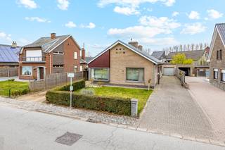 <strong>Ligging</strong><br />In een verkeersarme en rustige straat in Boekhoute bevindt zich deze verzorgde bungalow op een mooi perceel van 713 m². Een ideale woning voor wie op zoek is naar comfortabel gelijkvloers wonen in een groene en serene omgeving.<br /><br /><strong>Indeling &amp; leefcomfort</strong><br />De woning beschikt over een lichtrijke leefruimte waar grote raampartijen zorgen voor een aangename zonnige sfeer. Aansluitend bevindt zich de keuken, die praktisch is ingericht en perfect aansluit bij het dagelijkse wooncomfort.
<p>U beschikt over een apart toilet, badkamer met inloopdouche, een ruime zolder die als bergplaats dient. Verder zijn er drie volwaardige slaapkamers aanwezig, wat deze bungalow geschikt maakt voor gezinnen, koppels of wie extra ruimte wenst voor een bureau of hobbykamer.<br /><br /><strong>Buitenruimte</strong><br />De tuin is een echte troef van deze eigendom. U geniet hier van een aangename buitenruimte met een moderne zithoek, ideaal om te ontspannen of gasten te ontvangen in alle privacy. De perceeloppervlakte van 713 m² biedt bovendien voldoende ruimte voor tuinliefhebbers. Daarnaast beschikt u over een ruime aparte garage + bergplaats waar uw wagen/fietsen en tuinbenodigheden in kwijt kunt.<br /><br /><strong>Troeven</strong></p>
<ul><li><strong>Conforme elektrische keuring</strong></li><li><strong>GEEN renovatieverplichting</strong></li><li><strong>3 Volwaardige slaapkamers</strong></li><li><strong>Inclusief pelletkachel (2 jaar oud)</strong></li><li><strong>Aangename tuin met zithoek, aparte garage en carport</strong></li><li><strong>Beglazing is volledig aangepast naar hoogrenedementsglas</strong></li></ul>
<strong>UW DROOMWONING? ZO GEVONDEN!</strong>