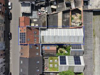 <strong>Opbrengsteigendom met magazijn en twee appartementen nabij Gent</strong><br /><br />Gelegen in een jonge, vlot bereikbare buurt ten noorden van Gent, op korte afstand van de Coupure en minder dan tien minuten fietsen van het historisch centrum. De strategische ligging en goede mobiliteit maken dit pand bijzonder interessant als investering.<br /><br />Het gebouw bevindt zich op een perceel van 255 m² met een gevelbreedte van 8 meter en is ingedeeld rond een centrale traphal. Op het gelijkvloers is er een ruim magazijn van ca. 231 m², uitgerust met een brede inrijpoort, atelier en een afzonderlijke kantoorruimte, geschikt voor diverse professionele invullingen.<br /><br />Op de verdiepingen bevinden zich twee appartementen: een instapklaar duplex appartement op de tweede verdieping dat grondig werd gerenoveerd, en een appartement op de eerste verdieping dat nog renovatie vraagt en bijkomende meerwaarde biedt. Beide units beschikken over een EPC-label B (183 en 181 kWh/m²). Het dak werd vernieuwd en voorzien van zonnepanelen, en ook de ramen werden grotendeels vervangen.<br /><br /><strong>De combinatie van ruimte, ligging en verdere opwaarderingsmogelijkheden zorgt voor een eigendom met sterk potentieel, zowel voor eigen gebruik als investering.</strong>