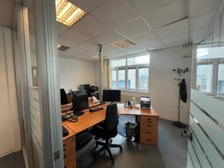 Het kantoorgebouw is gelegen naast de N93. Er zijn 10 parkeerplaatsen beschikbaar. Het gebouw bestaat uit 3 verdiepingen, met open en gesloten kantoren, sanitair en gemeenschappelijke kitchenette en een grote conferentieruimte op het 2e verdiep.