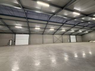 Nieuwe opslagruimte van 470m² te huur in Lichtervelde.Deze gloednieuwe loods is toegankelijk via een sectionaalpoort met een hoogte van 5,2 meter en...