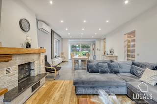 <p>In Denderwindeke ontdekt u deze <strong>volledig gerenoveerde (2022) open bebouwing in bungalowstijl</strong>, gelegen op een <strong>prachtig perceel van maar liefst 1.250m²</strong>. Met een <strong>bewoonbare oppervlakte van 175m²</strong>, een strategisch interessante ligging en <strong>voldoende parkeergelegenheid</strong> voor de deur, biedt deze woning een unieke combinatie van ruimte en comfort. Bij het binnenkomen verwelkomt de <strong>ruime inkomhal u met een afzonderlijk gastentoilet en vestiaire</strong>. <br /><br />Vervolgens bereikt u de <strong>lichtrijke, volledig open leefruimte</strong>, uitgerust met een energiezuinige<strong> lucht-luchtwarmtepomp</strong>. De luxueuze, <strong>volledig ingerichte keuken</strong> sluit hier naadloos op aan en vormt het hart van de woning. Verder beschikt deze open bebouwing over <strong>twee bijzonder ruime slaapkamers</strong>, een praktische wasplaats en een <strong>stijlvolle badkamer voorzien van alle hedendaags comfort</strong>.<br /><br />Op het niveau -1 bevindt er zich een ruime garage, technische ruimte en een bijkomende berging. Ook buiten is het volop genieten: <strong>de west-gerichte tuin met overdekt terras </strong>vormt de ideale plek om tot 's avonds van de zon te genieten. Achteraan het perceel bevindt zich bovendien een <strong>ruim bijgebouw van 78m²</strong>, perfect voor fietsen - tuingereedschap of extra opslag. Dankzij de <strong>uitweg achteraan</strong> is ook dit bijgebouw bijzonder praktisch bereikbaar.<br /><br />Extra troeven:<br />- Gunstig EPC (C)<br />- Elektriciteit conform<br />- Centrale verwarming aardgas<br />- 18 zonnepanelen + thuisbatterij<br />- Centraal alarm systeem<br />- Regenwaterput<br />-…<br />Deze volledig gerenoveerde bungalow is de ideale keuze voor wie op zoek is naar comfortabel gelijkvloers wonen, met een zee aan ruimte en tal van extra mogelijkheden! Zeker een bezoek waard! Voor meer informatie en/of een bezichtiging: 054 23 53 83 of info@localsvastgoed.be</p>