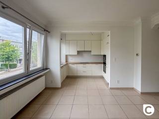 <p><span>Prachtig ruim 3-slaapkamer appartement in Berchem</span></p><p><span> </span></p><p><span>Dit instapklare 3-slaapkamer appartement bevindt zich op de eerste verdieping van een kleinschalig gebouw met slechts 3 appartementen, zonder lift. Dankzij de vele ramen geniet het appartement van een overvloed aan natuurlijk licht. Er is de mogelijkheid om een autostaanplaats aan te kopen voor € 15.000. Verder zijn er een gemeenschappelijke fietsenberging en twee kelders beschikbaar.</span></p><p><span> </span></p><p><span>Indeling van het appartement:</span></p><p><span> </span></p><p><span>Living en keuken</span><span><br /></span><span>Het appartement beschikt over een ruim open leefgedeelte waarin woonkamer, eetruimte en keuken naadloos in elkaar overlopen. Deze open indeling zorgt voor een licht en ruimtelijk gevoel. De moderne witte keuken is volledig uitgerust met inbouwapparatuur, waaronder dubbele ovens en een keramische kookplaat. Het houten werkblad brengt warmte in de ruimte en het grote raam zorgt voor veel natuurlijk licht. De woonkamer is gezellig en licht, ideaal om te ontspannen, terwijl het aangrenzende eetgedeelte ruimte biedt voor een dinertafel. Het open concept is perfect voor samenkomen met familie en vrienden.</span></p><p><span> </span></p><p><span>Slaapkamers</span><span><br /></span><span>Het appartement telt drie slaapkamers. De hoofdslaapkamer beschikt over een groot raam met uitzicht op de groene omgeving, ideaal voor rust en privacy.</span></p><p><span> </span></p><p><span>Badkamer<br /></span><span>De moderne badkamer is afgewerkt met witte tegels en voorzien van een inloopdouche met glazen wand, een functioneel lavatorium met spiegel en praktische opbergruimte. Een aangename ruimte voor dagelijks gebruik.</span></p><p><span> </span></p><p><span>Ligging en omgeving<br /></span><span>Gelegen in het dynamische Berchem, geniet dit appartement van een rustige, groene straat en een uitstekende bereikbaarheid. Scholen, winkels, restaurants en openbaar vervoer bevinden zich in de nabije omgeving, waardoor het ideaal is voor gezinnen en stellen.</span></p><p><span> </span></p><p><span> </span></p><p><span>Bijzonderheden:</span></p><ul><li><span>Instapklaar </span></li><li><span>3 slaapkamers </span></li><li><span>Doorloopappartement </span></li><li><span>Lage algemene kosten </span></li><li><span>Elektriciteit conform </span></li><li><span>Veel natuurlijk lichtinval </span></li><li><span>Gemeenschappelijke fietsenberging </span></li><li><span>Mogelijkheid tot aankoop van een autostaanplaats (€ 15.000) </span></li><li><span>Vrij bij akte </span></li></ul><p><span>Ook het appartement op de tweede verdieping is te koop. Indien u wenst, kunt u deze ook zien.</span></p><p><span> </span></p><p><span> </span></p>