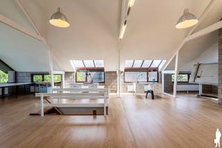 <p><strong>Op een mooi perceel van ca. 1.350 m², zuidwest georiënteerd en met een prachtig uitzicht over de achterliggende velden, bevindt zich deze bijzonder degelijke villa op een fijne ligging tussen Turnhout en Baarle-Hertog met 3/4 slaapkamers, prachtige zolderverdieping en een energielabel C.<br /><br /></strong>Deze woning ademt het karakter van de jaren 70 en onderscheidt zich door haar authentieke architecturale details, eiken vloeren, typische metselwerkelementen en een bijzonder ruime indeling destijds ontworpen door de eigenaar. Met 3 à 4 slaapkamers, een volledige kelderverdieping die toegankelijk is met de wagen en een royale polyvalente bovenverdieping biedt deze woning bovendien tal van mogelijkheden.</p>
<p>Via de inkom bereikt u de gezellige leefruimte. De ruime woonkamer beschikt over een aangename zithoek op parket bij de haard en biedt uitzicht op de voortuin en de straat. De eetkamer vormt het centrale hart van de leefruimte en sluit mooi aan op zowel het salon als de keuken. De keuken kijkt uit over de tuin en is uitgerust met een ruim werkblad, ontbijthoek en de nodige toestellen. Aan de eettafel is het heerlijk vertoeven met het gezin of met gasten, terwijl het zicht op de groene omgeving voor een aangename sfeer zorgt.<br /><br /><span>Vanuit de woonkamer bereikt u de nachthal met drie volwaardige slaapkamers waarvan de twee ruimste kamers ingericht zijn met maatwerk kasten. Bijzonder veel daglicht op deze slaapkamers waardoor het aangenaam vertoeven is door het zicht op de achtertuin. De badkamer is ingericht met een ligbad, maatwerkkast, toilet en een wastafel. De doucheruimte is apart. Er is nog een extra toilet aanwezig in de nachthal.</span></p>
<p>Een bijzondere troef van deze villa bevindt zich op de bovenverdieping. Deze royale polyvalente ruimte van ca. 120m² geniet van indrukwekkende vergezichten over de omgeving en biedt uitzicht in alle windrichtingen. Ze kan naar eigen behoefte worden ingericht als hobbyruimte, bureau, atelier of worden opgedeeld in bijkomende slaapkamers. Er is makkelijk een extra badkamer te creëren gezien aan en afvoer voor water al voorzien zijn.</p>
<p>Ook de kelderverdieping is een absolute meerwaarde. Dankzij haar uitzonderlijke oppervlakte vindt u hier onder meer een logeerkamer, een grote hobby- of ontspanningsruimte en meer dan voldoende plaats voor één of meerdere wagens, fietsen en bijkomende berging. De kelder is rechtstreeks toegankelijk met de auto.</p>
<p>De combinatie van de solide bouwkwaliteit, het uitgesproken karakter, de royale volumes en de prachtige ligging met zicht over de velden maakt van deze villa een eigendom met bijzonder veel potentieel. Prachtige toegankelijk tuin met oprit tot ondergrondse garage, een tuinserre en siertuin met gazon en boomgaard met verschillende fruitbomen.</p>
<p>Bijzonderheden:</p>
<ul>
<li>Prachtig perceel, destijds 2 bouwpercelen uitkijkend over weiland</li>
<li>Kleuter en lagere school op fietsafstand</li>
<li>Boververdieping volledig naar wens in te richten</li>
<li>Energielabel C.</li>
</ul>